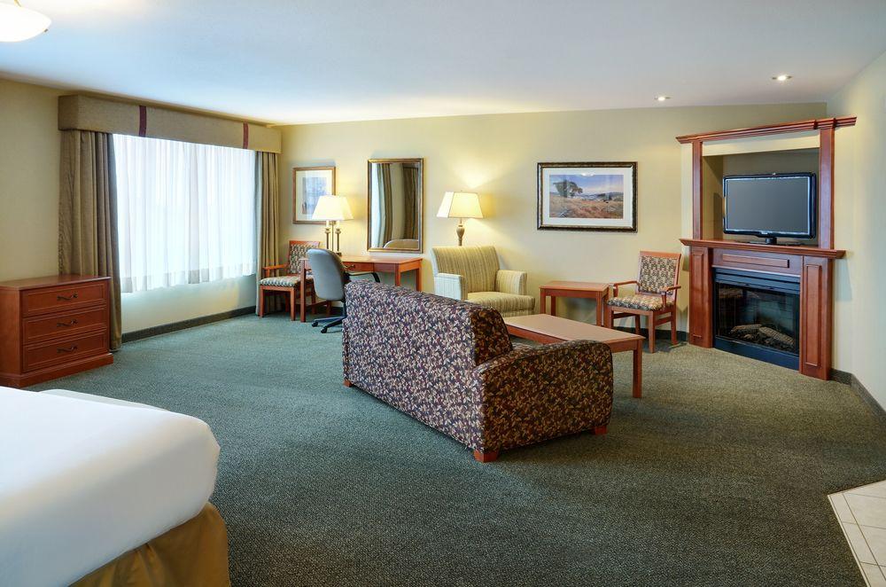 Holiday Inn Express & Suites Medicine Hat, An Ihg Hotel Bagian luar foto
