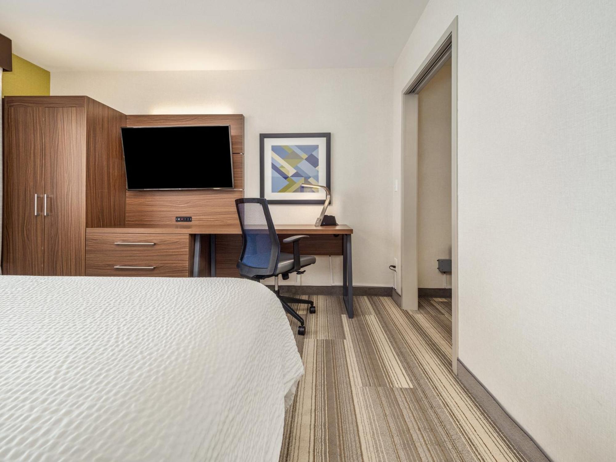 Holiday Inn Express & Suites Medicine Hat By Ihg Bagian luar foto
