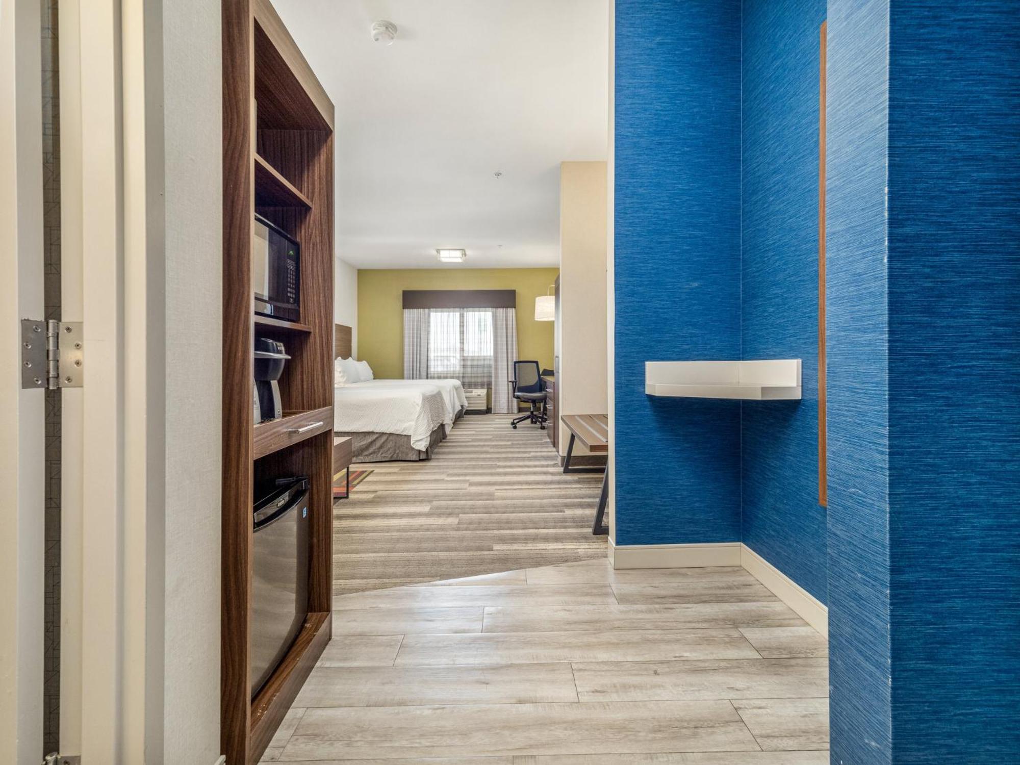 Holiday Inn Express & Suites Medicine Hat By Ihg Bagian luar foto