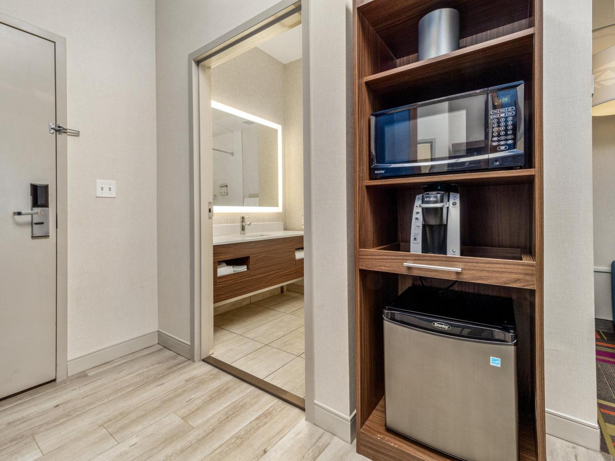 Holiday Inn Express & Suites Medicine Hat By Ihg Bagian luar foto