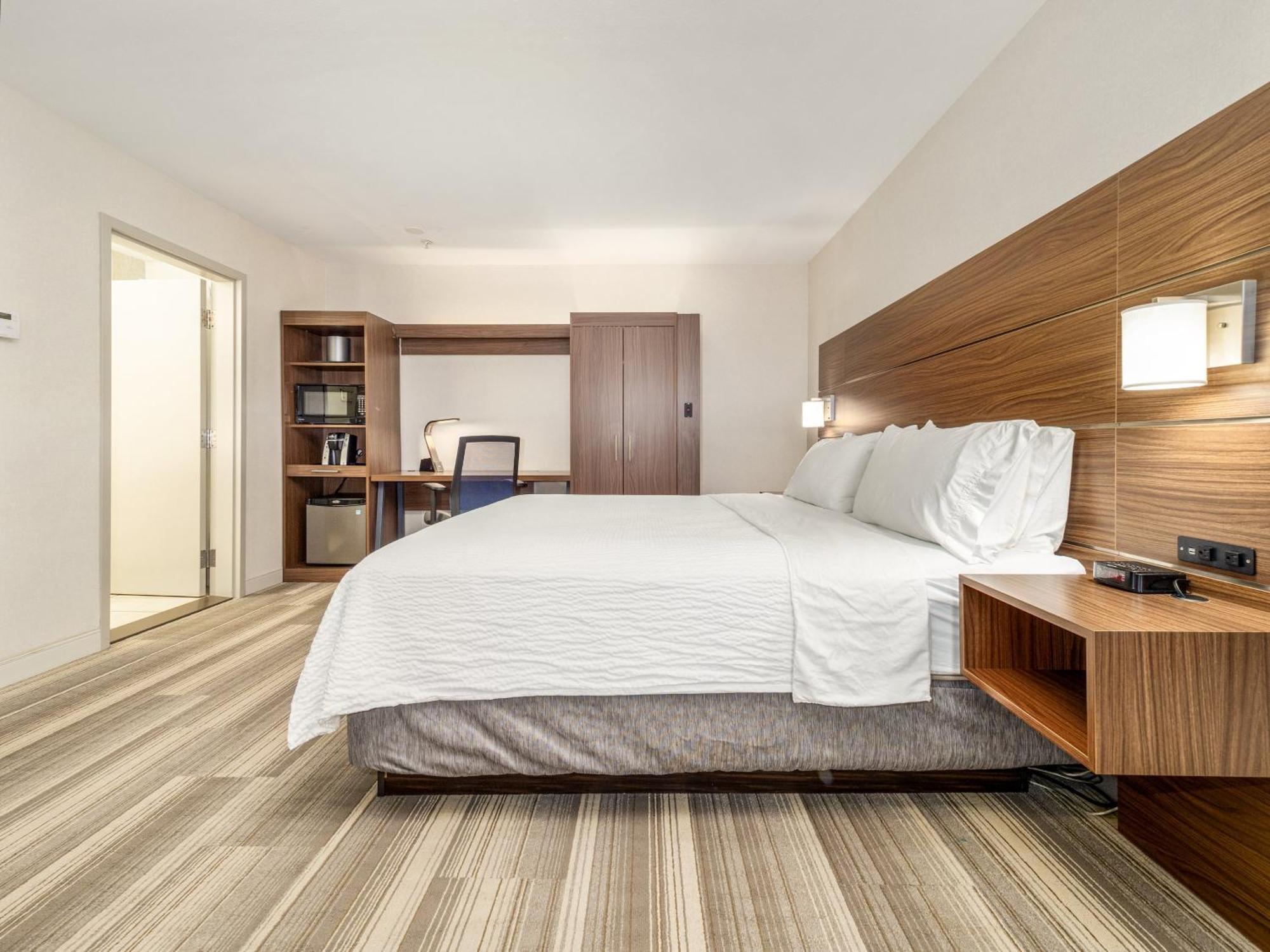 Holiday Inn Express & Suites Medicine Hat By Ihg Bagian luar foto