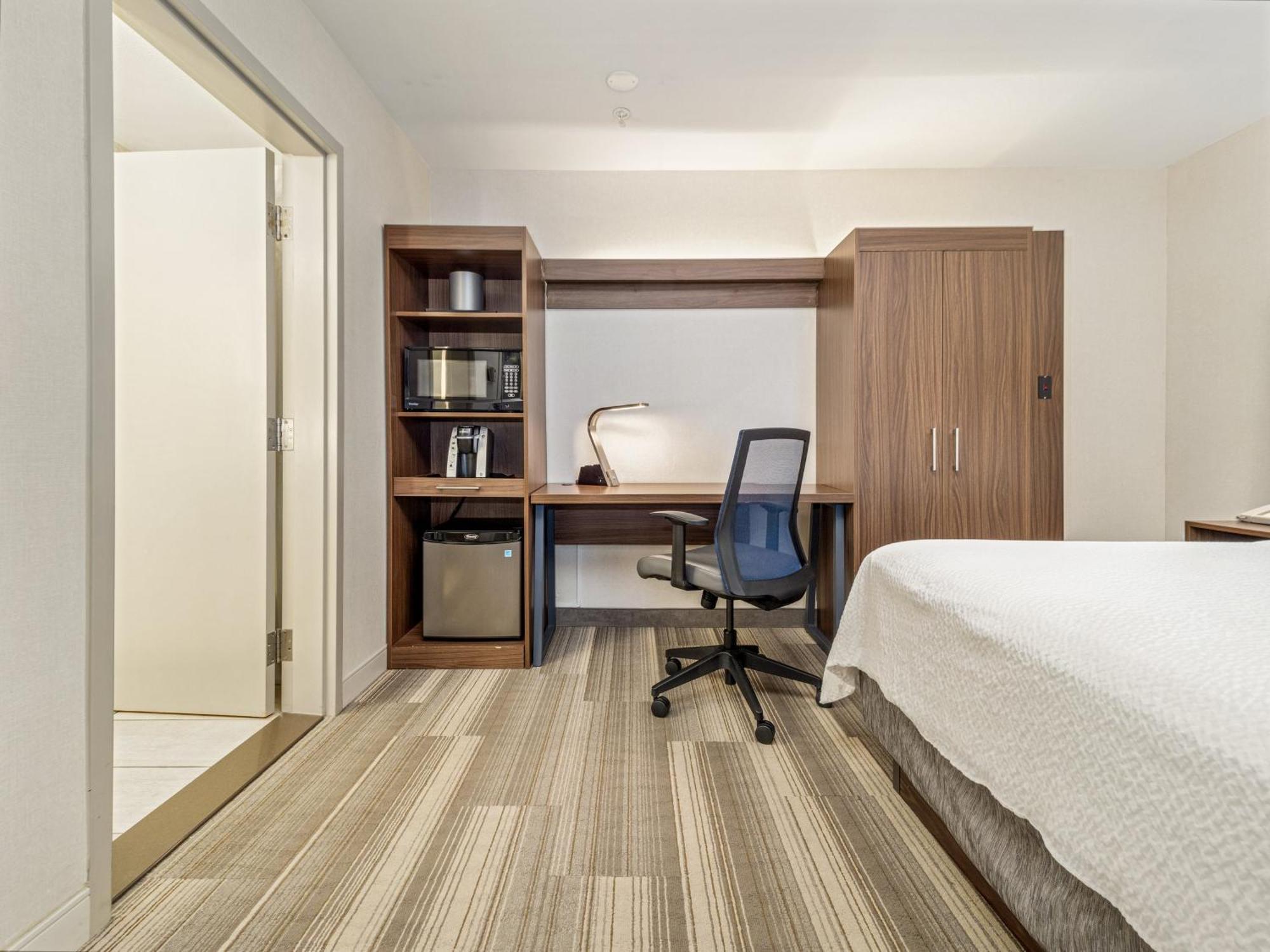 Holiday Inn Express & Suites Medicine Hat By Ihg Bagian luar foto