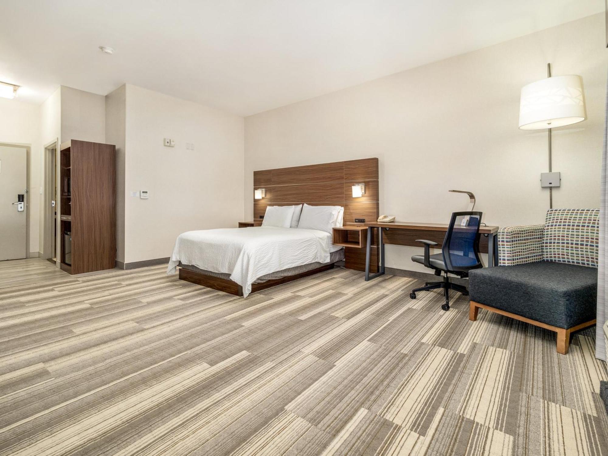 Holiday Inn Express & Suites Medicine Hat By Ihg Bagian luar foto